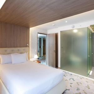King Room Mobility or Hearing Accessible Roll Shower